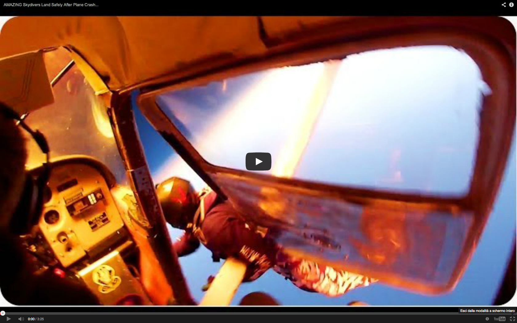 Schianto in volo tra due aerei… ripreso dai passeggeri