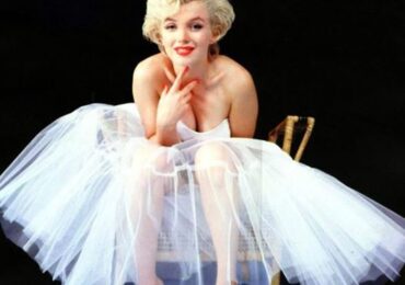 Nell'immagine, una Marilyn Monroe-ballerina immortalata da MILTON GREENE