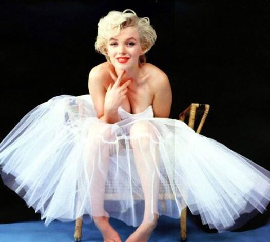 Nell'immagine, una Marilyn Monroe-ballerina immortalata da MILTON GREENE