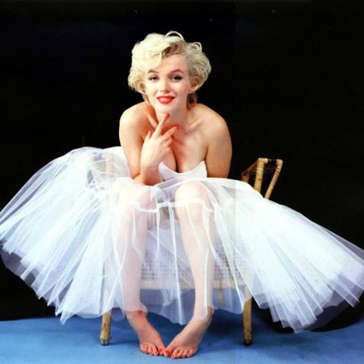Nell'immagine, una Marilyn Monroe-ballerina immortalata da MILTON GREENE