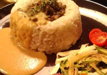 Riso con lenticchie saltate e salsa di miglio al Curry