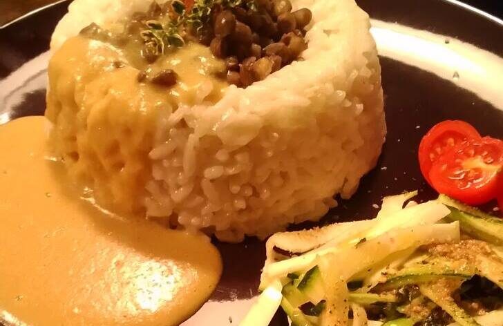 Riso con lenticchie saltate e salsa di miglio al Curry