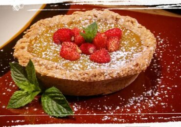 Tartelletta con crema speziata al pepe, curcuma, cardamomo e fragoline di bosco fresche