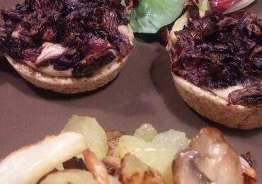 Tartellette integrali al radicchio e crema di ceci, insalatina, patate al forno con topinambur e funghi.
