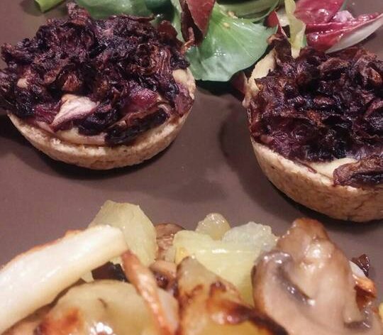 Tartellette integrali al radicchio e crema di ceci, insalatina, patate al forno con topinambur e funghi.